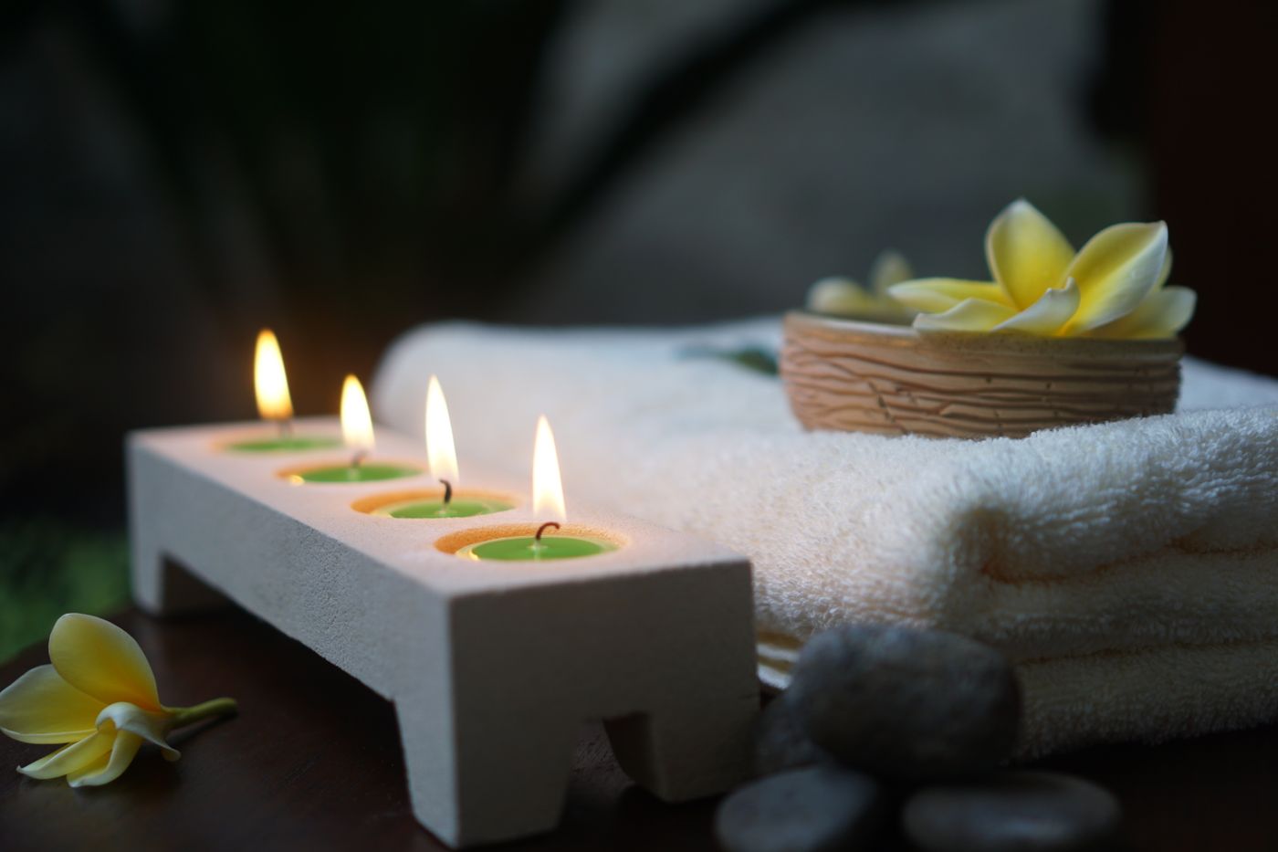 Ruhiges Wellness-Ambiente mit Kerzen