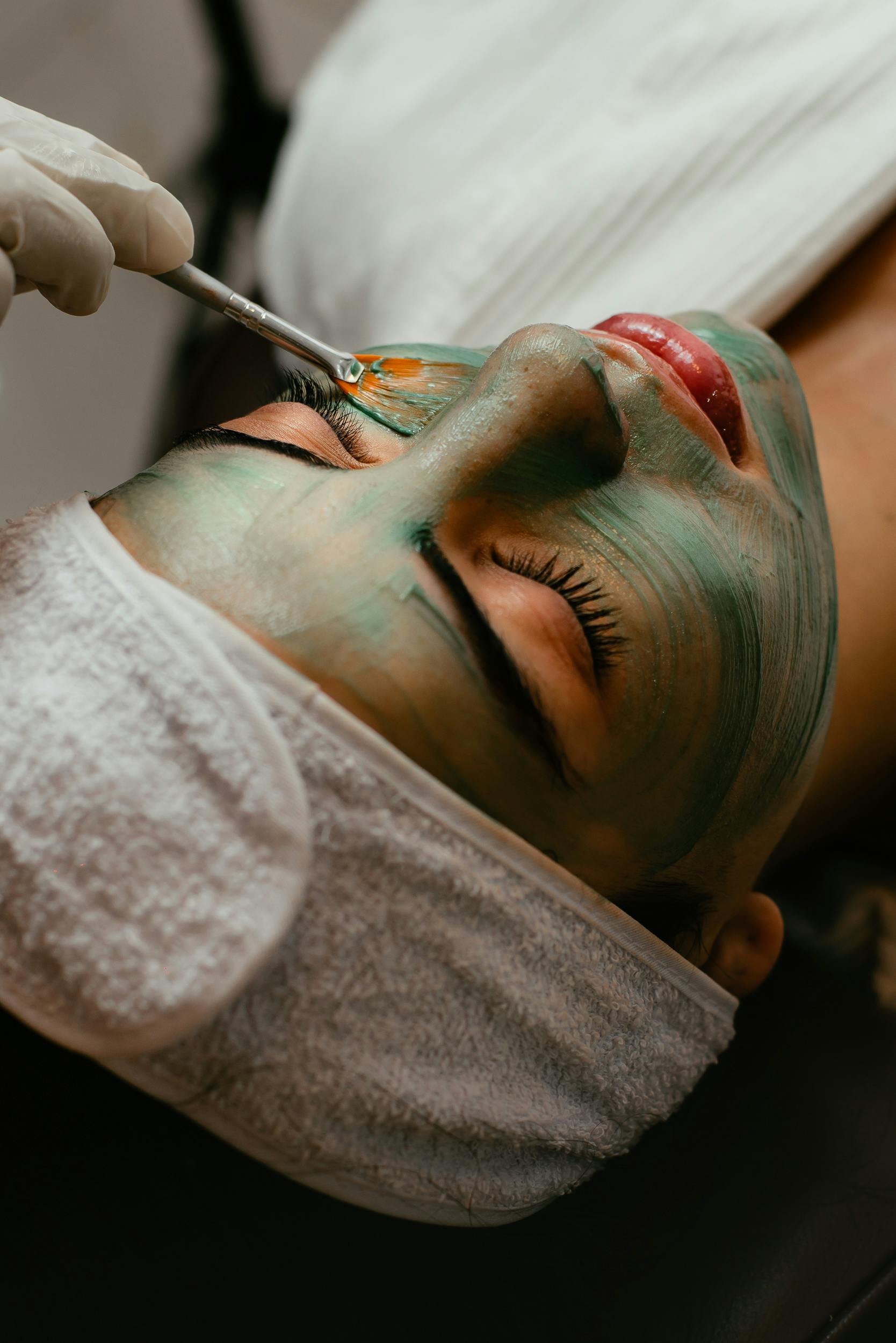 Algenpeeling vs. Microneedling: Welche Behandlung passt wirklich zu Ihrer Haut?